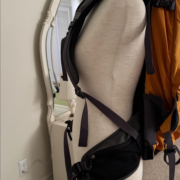 Osprey Stratos backpack,Stratos 24 Airco in an orange and grey colorway. - Picture 5 of 10